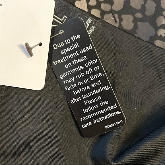 HUE Ladies Sleek Effects High Rise Biker Shorts, Black Leopard Embossed XL NEW - Picture 10 of 11